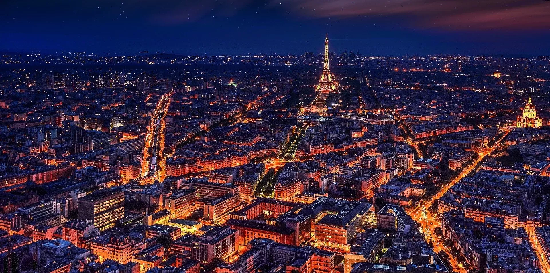Paříž v noci, ilustrační fotografie.