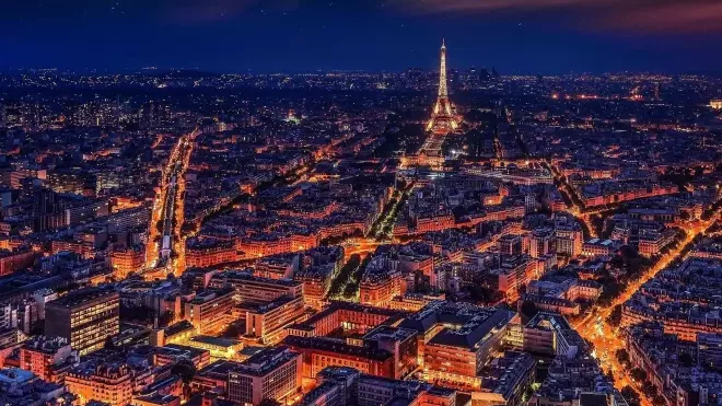 Pohled na Paříž v noci