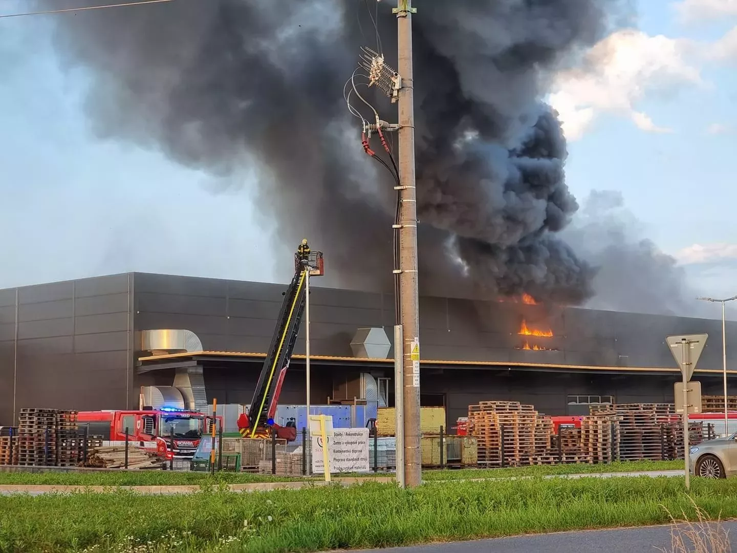 Požár v průmyslovém areálu v Hořovicích. (23.7.2021)