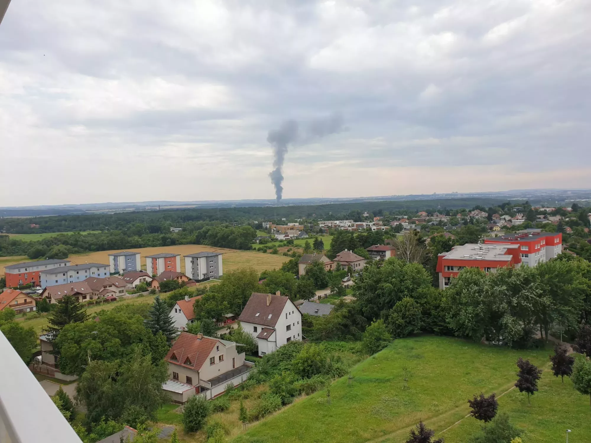 Požár skladovací haly v pražské Uhříněvsi. (25.7.2021)