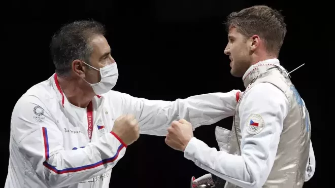 Alexander Choupenitch slaví s trenérem zisk olympijského bronzu. (26.7.2021)