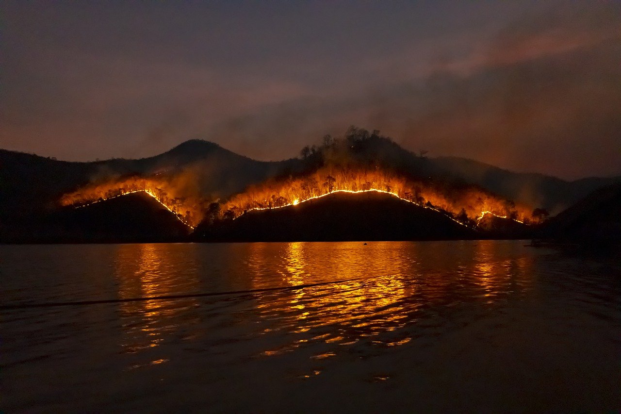 Dans le sud de l’Europe, les pompiers continuent de lutter contre les incendies de forêt, des milliers de personnes ont fui leur domicile