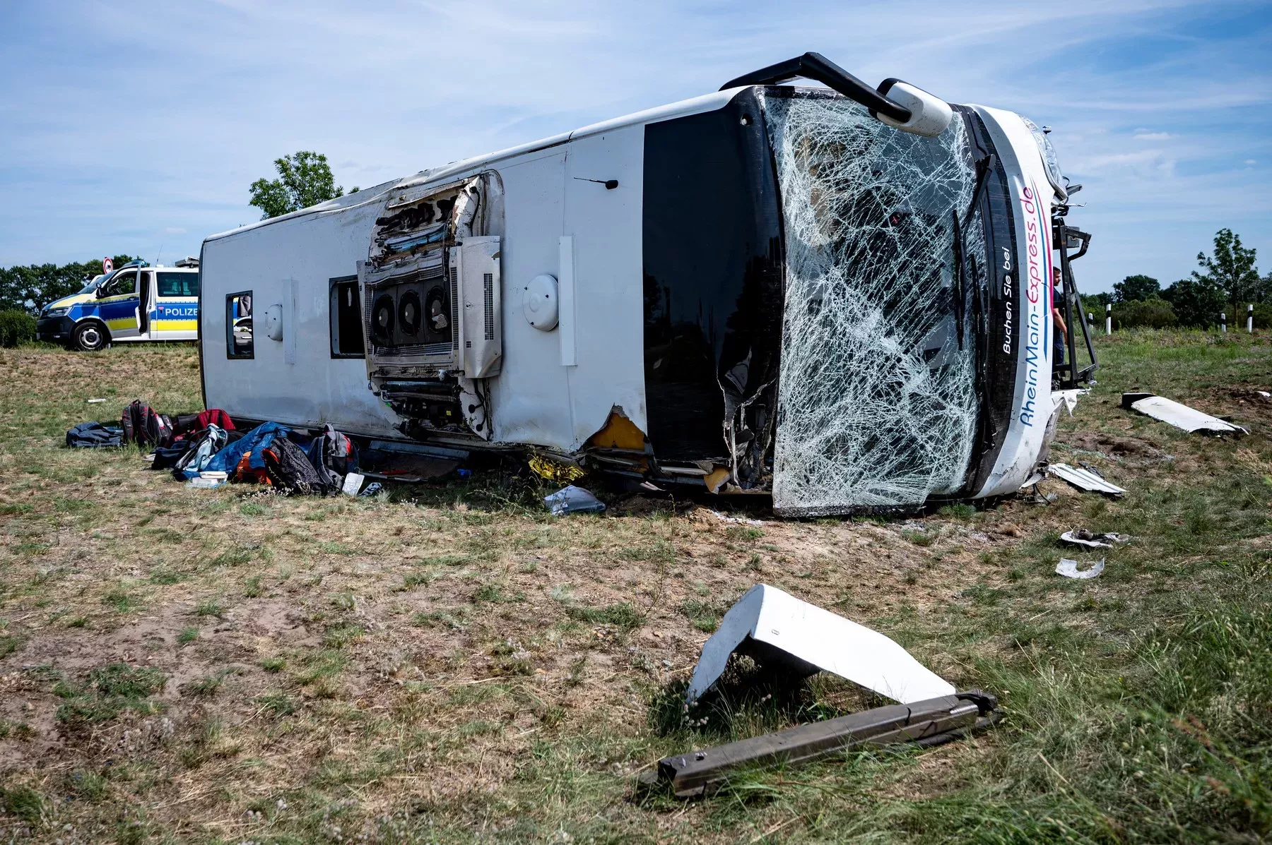 Nehoda autobusu u Berlína, nejméně 17 zraněných (30.7.2021).