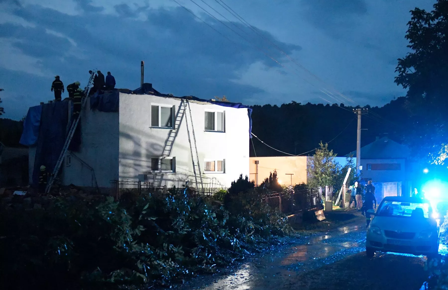 Obcí Petkovce na východě Slovenska se dnes prohnalo tornádo