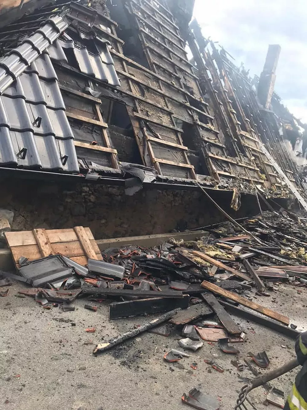 V obci Kaliště hořel rodinný dům, škoda činí 2,5 milionu korun (6.8.2021).