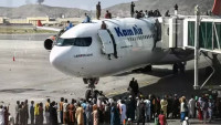 Mezinárodní letiště v Kábulu obsadili civilisté, kteří utíkají ze země