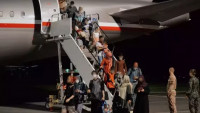 Evakuovaní Afghánci po příletu do Prahy.