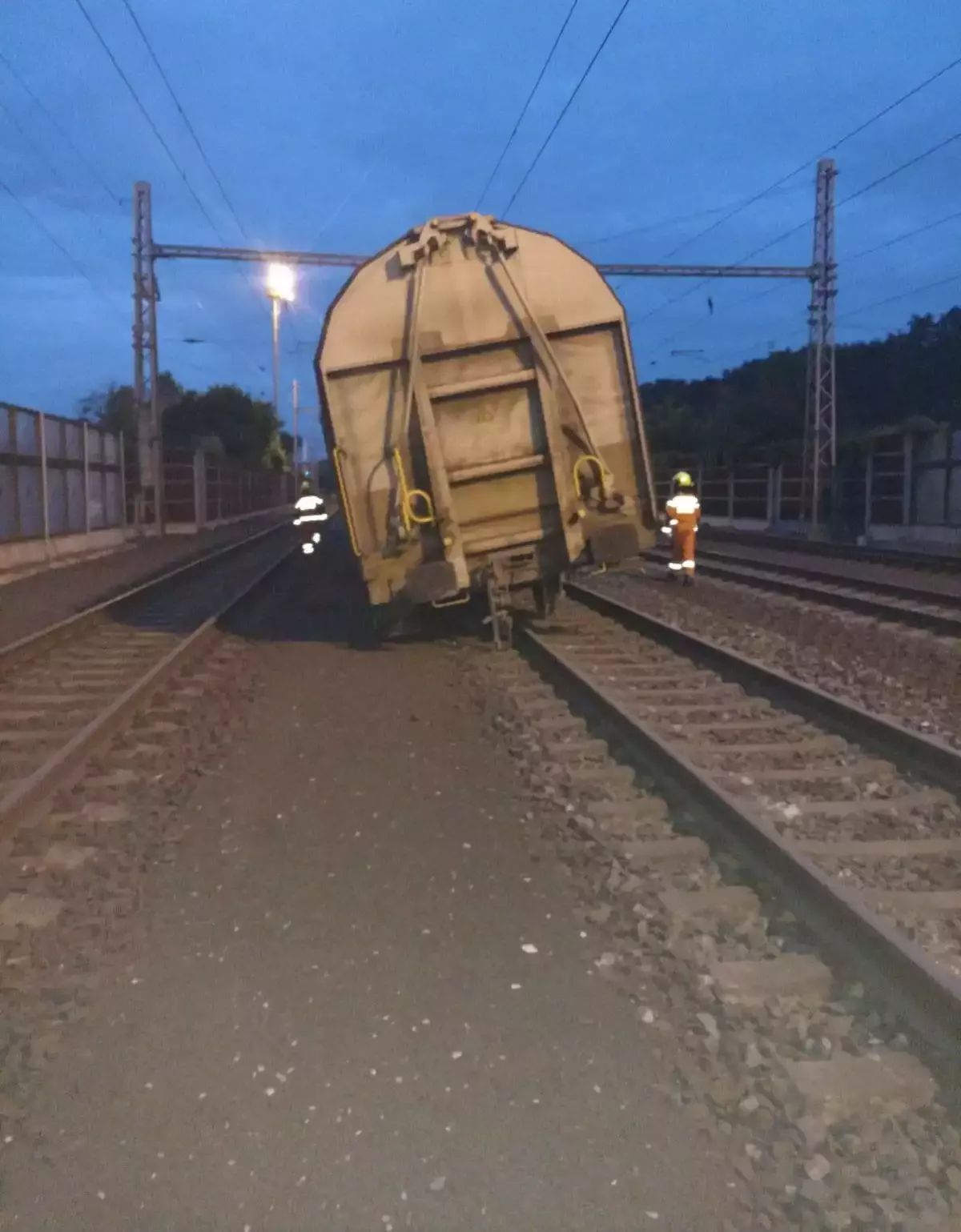 Kvůli vykolejení dvou vozů nákladního vlaku v Nelahozevsi na Mělnicku je přerušený provoz na frekventované železniční trati z Ústí nad Labem do Prahy.