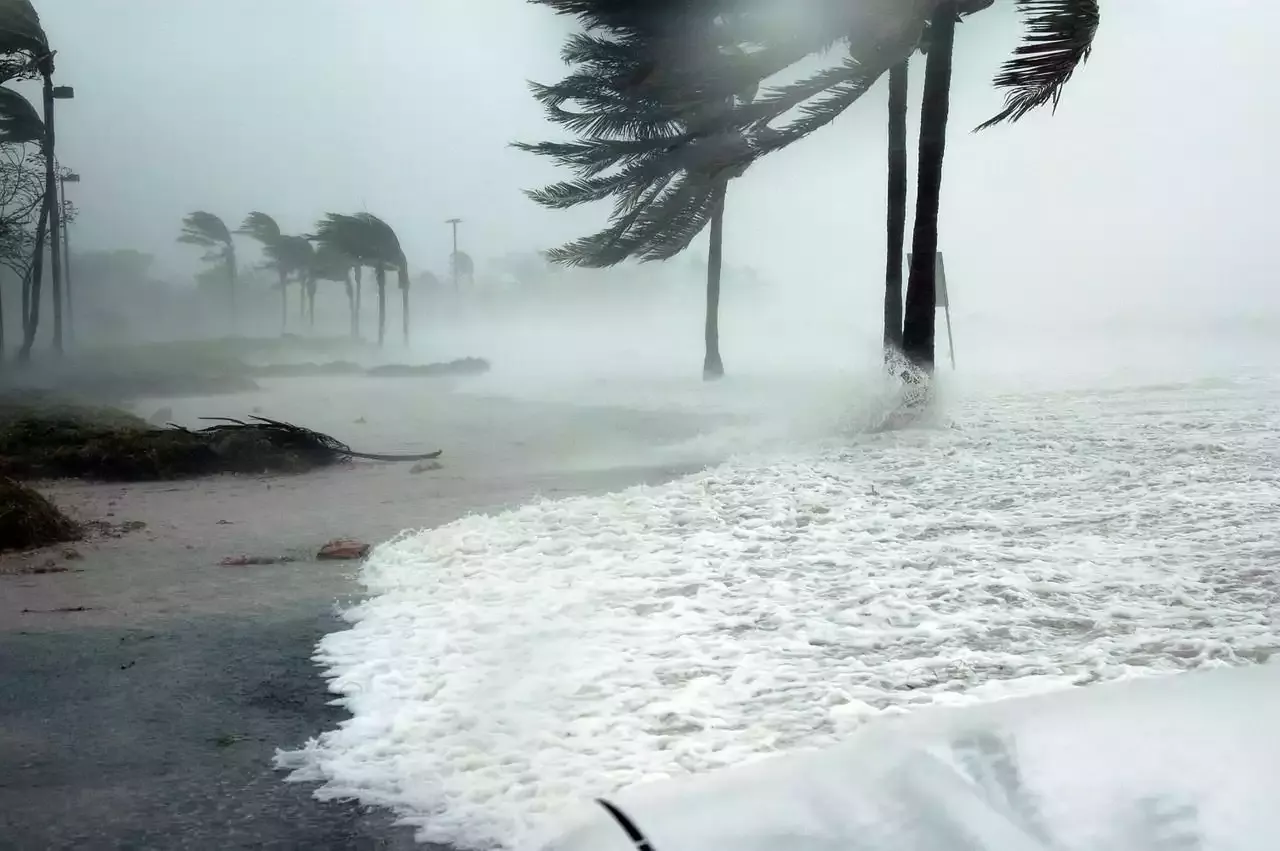 Úder bouře na pobřeží, ilustrační fotografie.