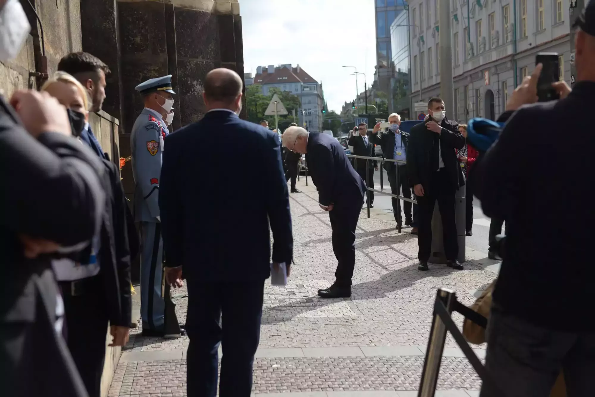 Frank-Walter Steinmeier uctil památku výsadkářů, kteří stáli za atentátem na Reinharda Heydricha. (26.8.2021)