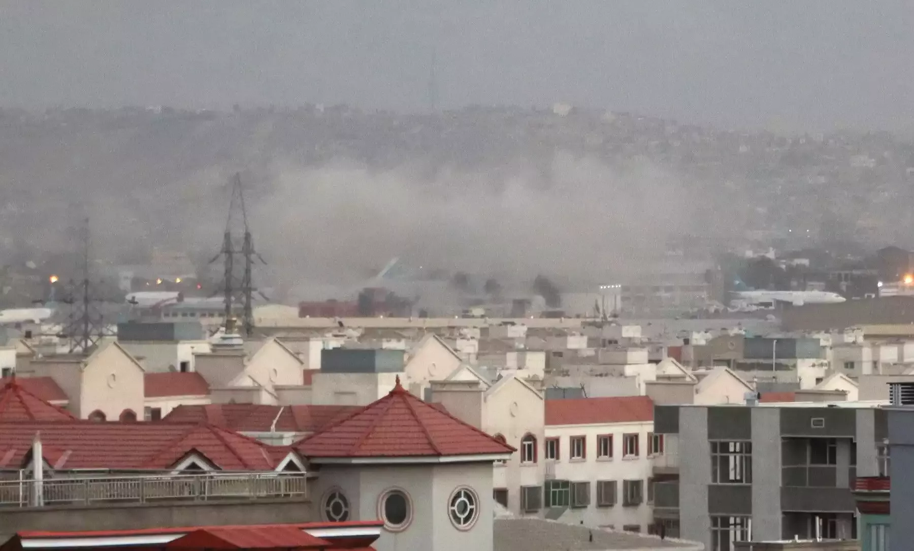 Nad Kábulem se po explozi vznáší dým. (26.8.2021)