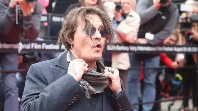 Johnny Depp na červeném koberci v Karlových Varech. (27.8.2021)