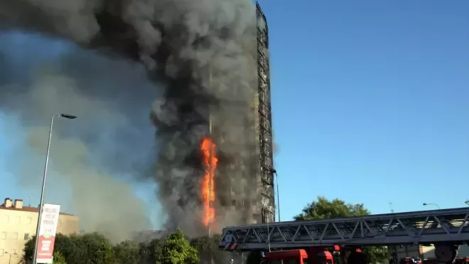 V Miláně začala hořet dvacetipodlažní obytná budova