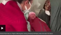 Žena prchající z Afghánistánu porodila dceru během evakuačního letu do Británie