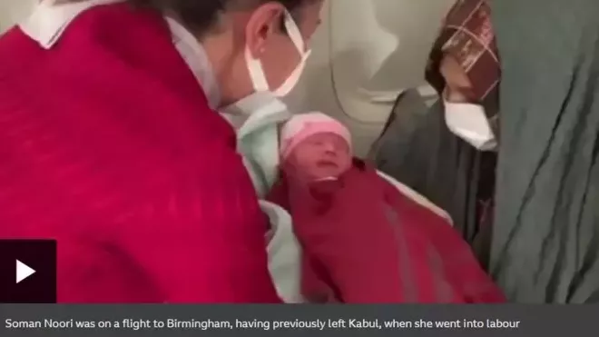 Žena prchající z Afghánistánu porodila dceru během evakuačního letu do Británie
