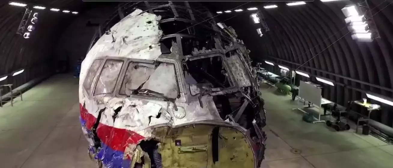 Vyšetřovatelé poskládali vrak z trosek letu MH17