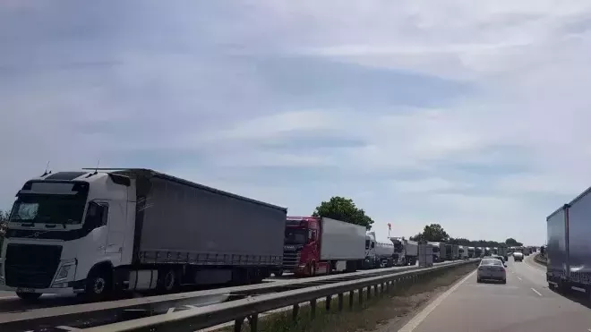 Nehoda kamionu, dodávky a pěti osobních aut uzavřela dálnici D52