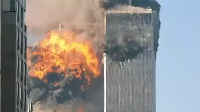 Útok 11. září 2001: Letadlo letu UA 175 udeřilo do WTC jižní věže
