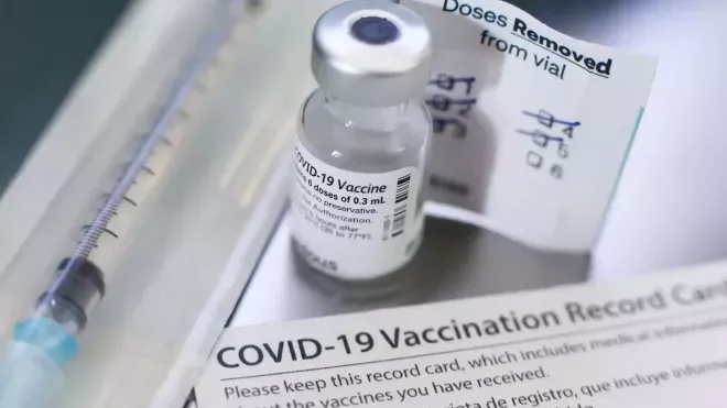 Odborníci v Izraeli doporučili očkovat čtvrtou dávkou všechny