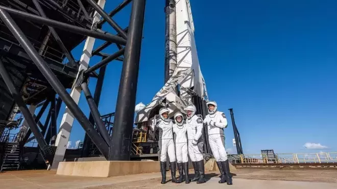 Raketa Falcon 9 společnosti SpaceX dnes z Kennedyho vesmírného střediska na Floridě vynesla na oběžnou dráhu loď Crew Dragon s americkou čtyřčlennou civilní posádkou.
