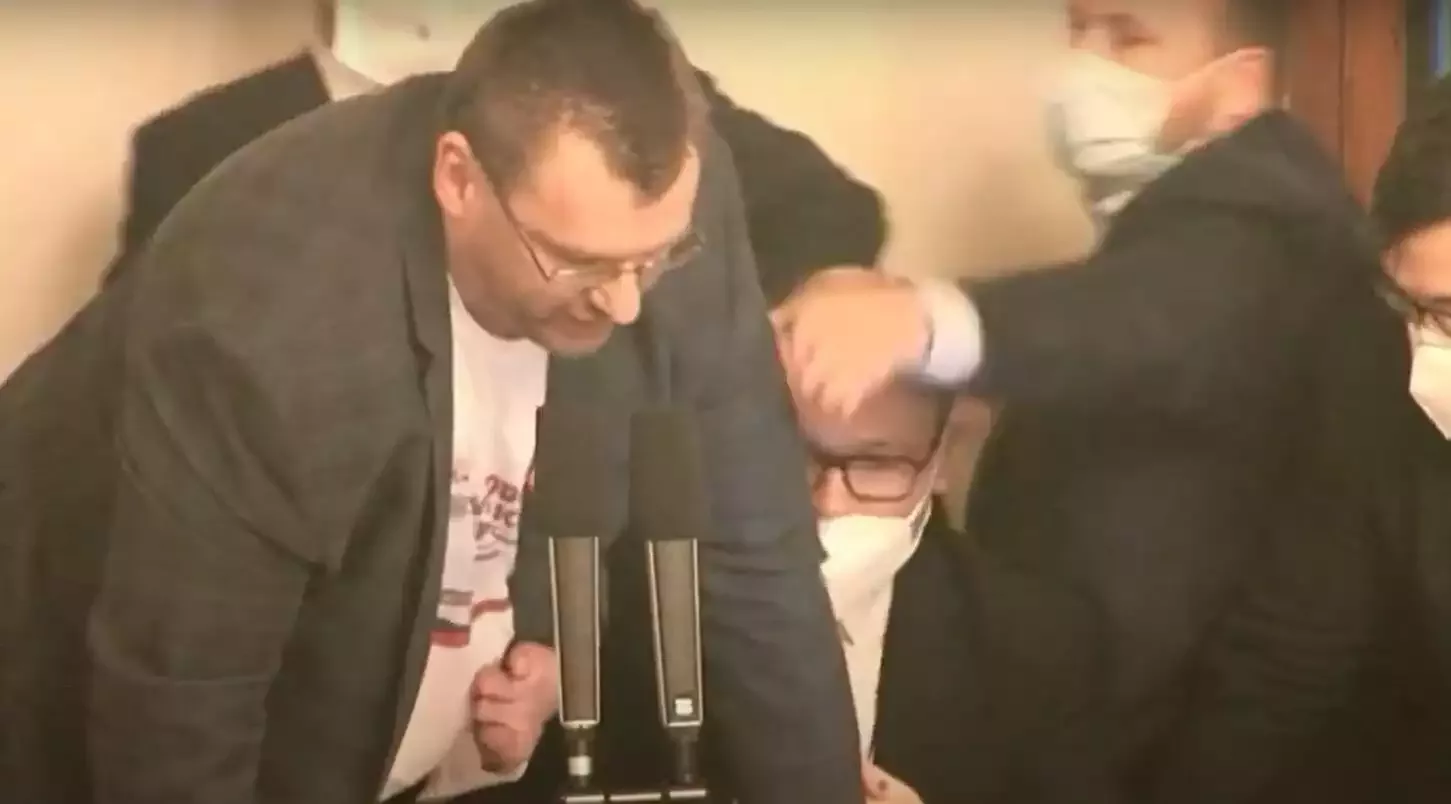 Lubomír Volný během potyčky v Poslanecké sněmovně.