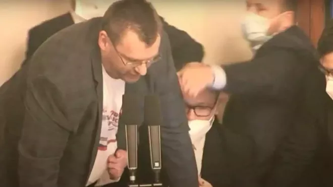 Lubomír Volný během potyčky v Poslanecké sněmovně.