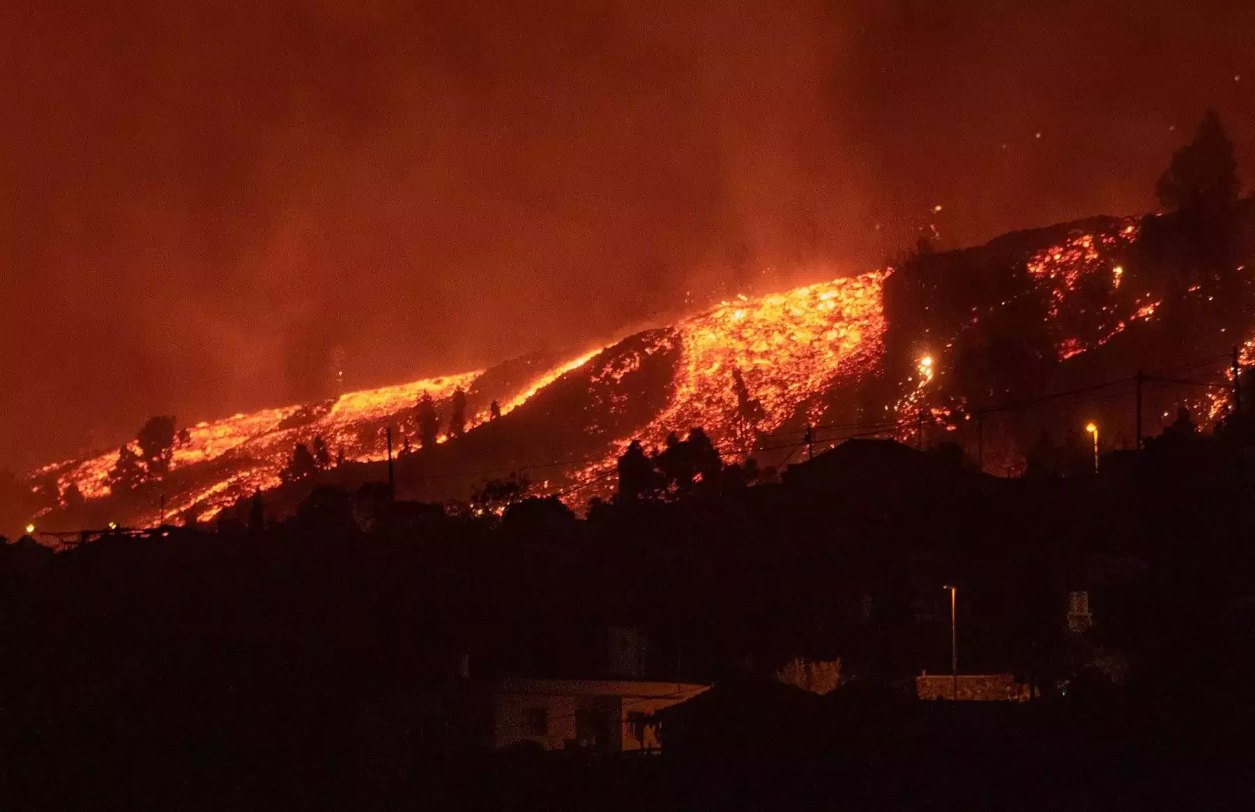 Sopka na španělském ostrově La Palma stále chrlí lávu, evakuovali 5000 lidí