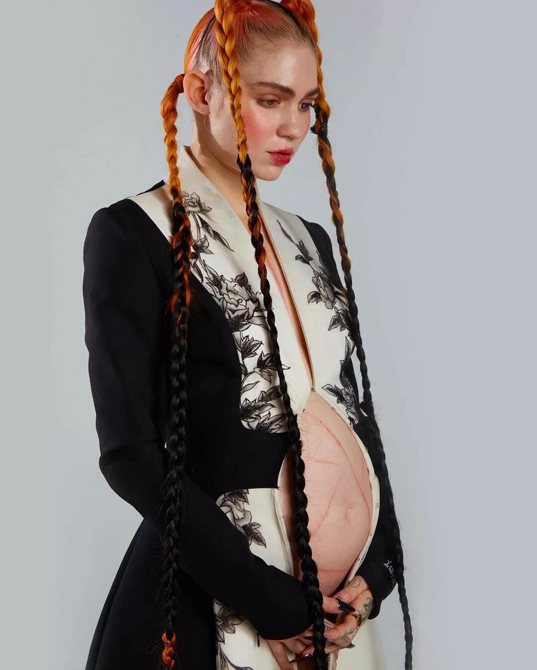 Těhotně vypadající přítelkyně Elona Muska, zpěvačka Grimes