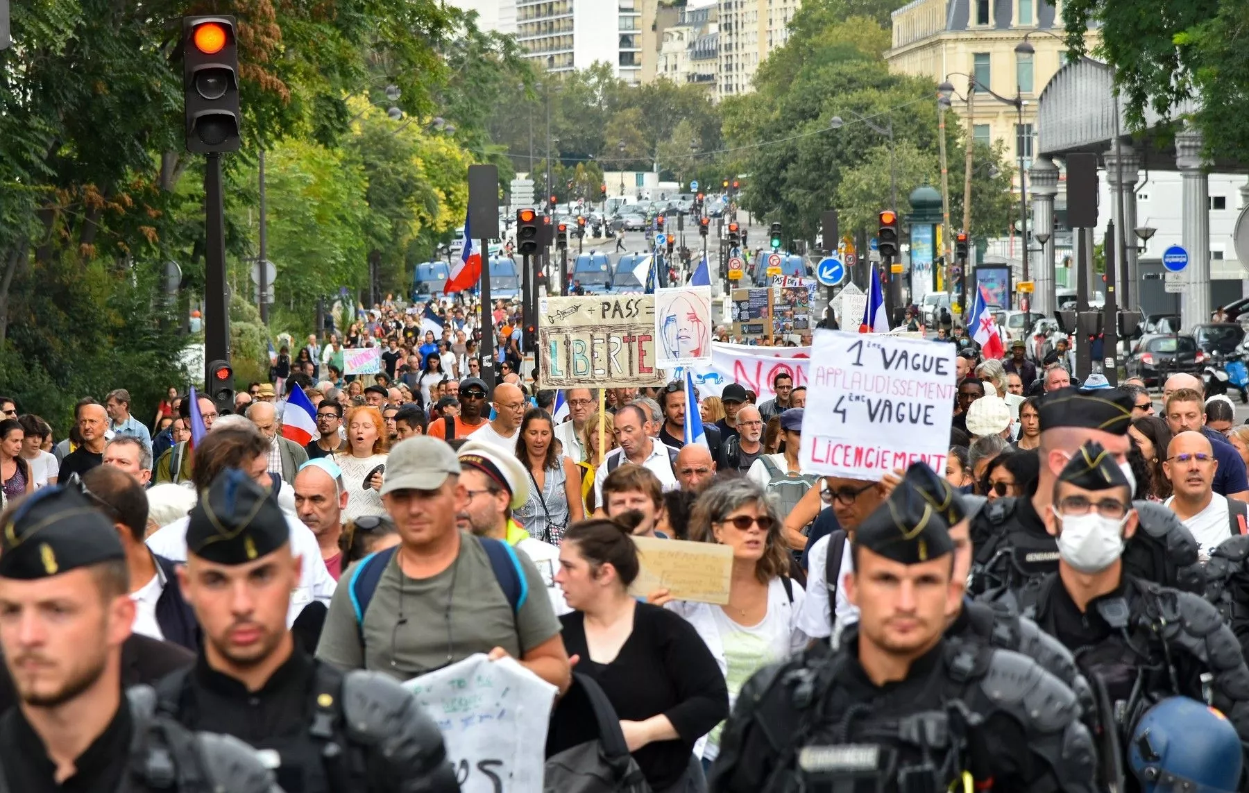 V Itálii, Francii a Nizozemsku protestovaly tisíce lidí proti covidovým pasům