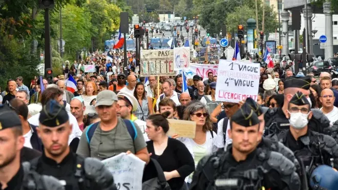 V Itálii, Francii a Nizozemsku protestovaly tisíce lidí proti covidovým pasům