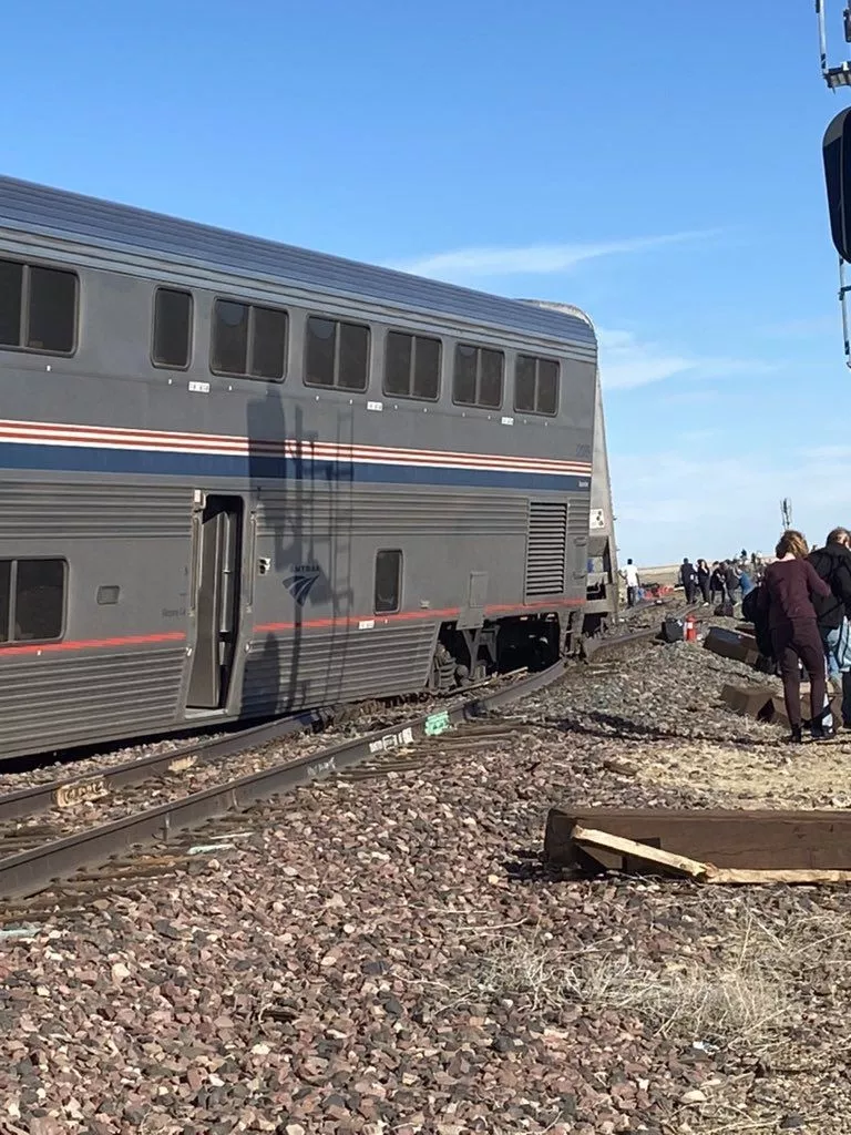 Nejméně tři lidé zemřeli při vykolejení vlaku na severu Montany