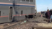 Nejméně tři lidé zemřeli při vykolejení vlaku na severu Montany