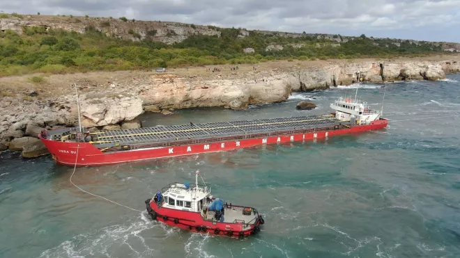 Loď s dusíkatými hnojivy uvízlá na bulharském pobřeží severně od města Varna
