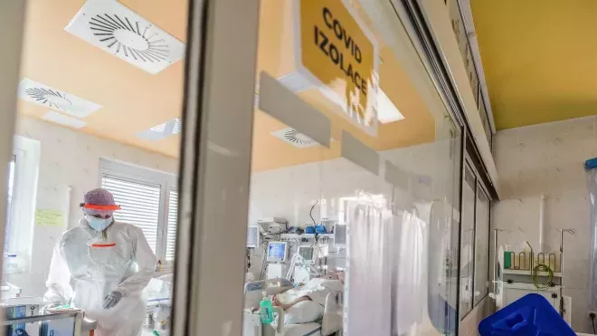 Lékaři a sestry pečují o pacienty s koronavirem