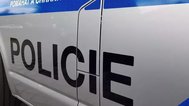 Policie zasahovala kvůli muži se zbraní v panelovém domě v Kralupech