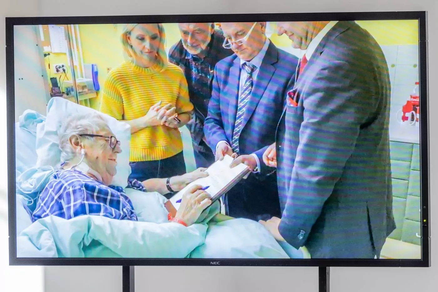 Miloš Zeman na záběrech z nemocnice