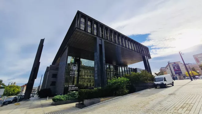Nová budova Národního muzea posloužila k policejnímu výcviku.