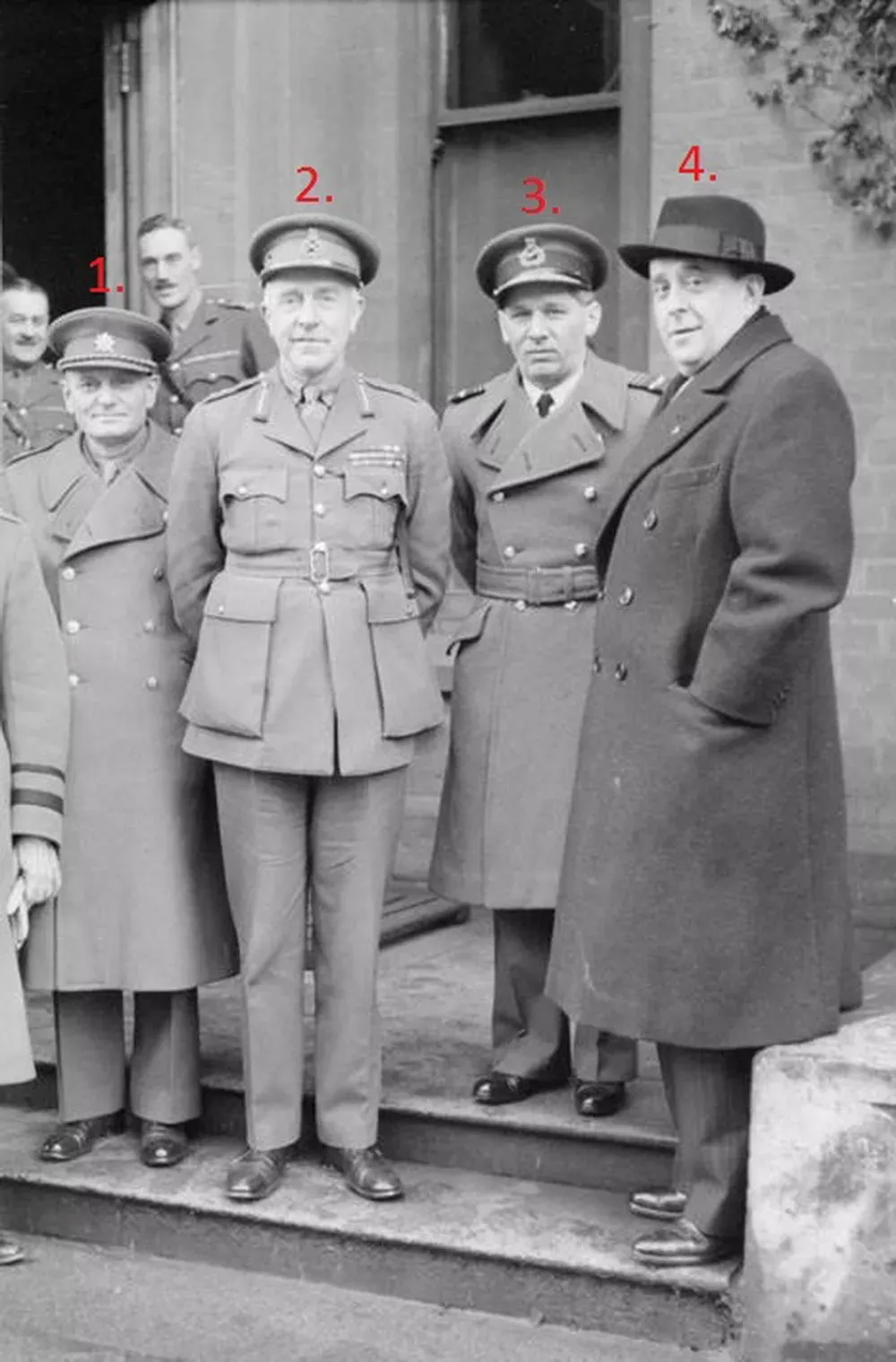 Gen. Karel Janoušek (druhý zprava) stojí vedle Jana Masaryka (vpravo) a britského generála Sira Harolda Franklyna (vlevo).