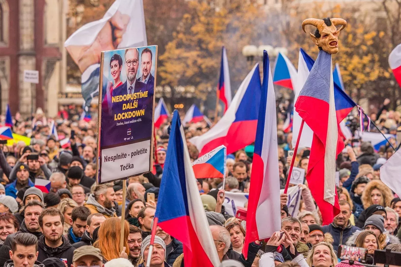 Na Staroměstském náměstí demonstrovali odpůrci opatření. (17.11.2021)