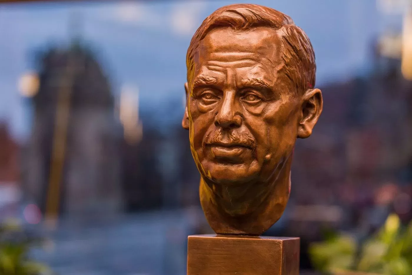 V Praze byla odhalena nová busta exprezidenta Václava Havla. (17.11.2021)