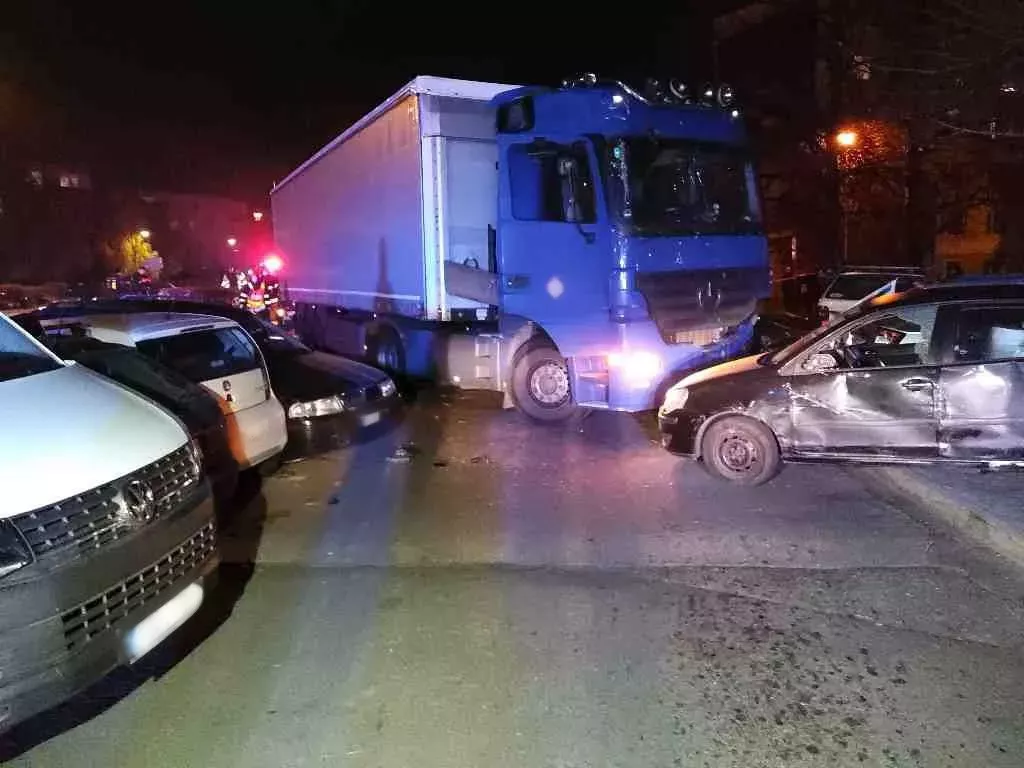 Kamion ve Znojmě vyjel ze silnice a naboural 14 aut