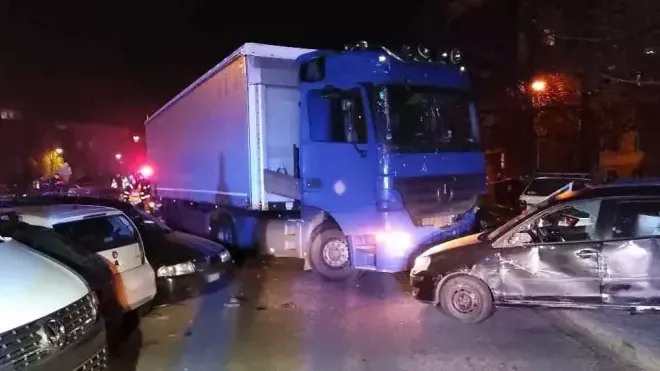 Kamion ve Znojmě vyjel ze silnice a naboural 14 aut