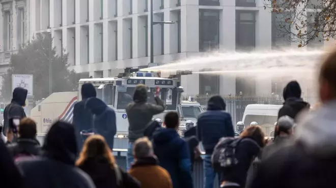 V Bruselu proti covidovým pasům protestovalo 35.000 lidí, policie zasáhla