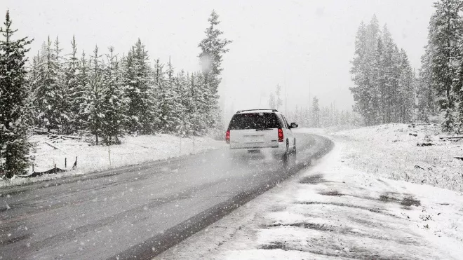 Počasí: Chodcům i řidičům způsobí komplikace hned dva nebezpečné jevy