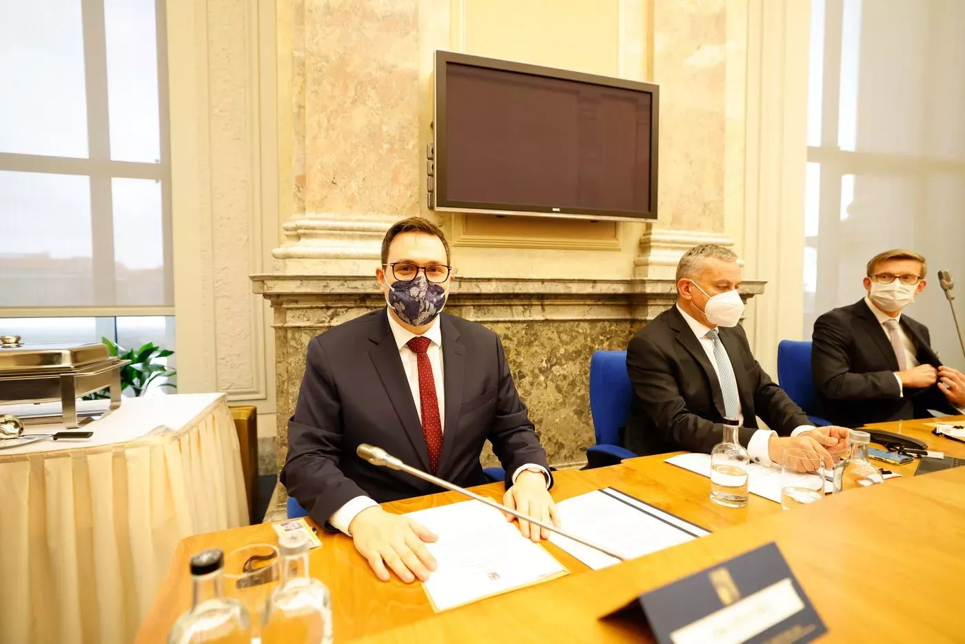 Jozsef Síkela (uprostřed) na jednání vlády.