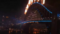 Tradičním ohňostrojem se obyvatelé Sydney i jiných měst Austrálie rozloučili s rokem 2021