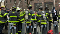 Hasiči zasahují u tragického požáru v New Yorku. (9.1.2022)