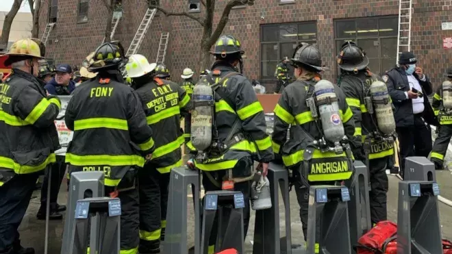 Hasiči zasahují u tragického požáru v New Yorku. (9.1.2022)