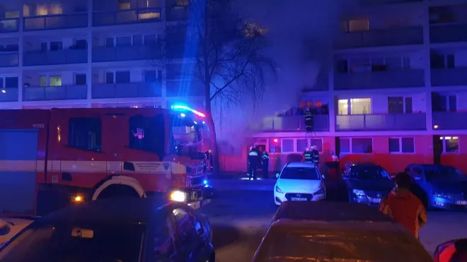 Na jednom z hustě obydlených sídlišť Kralup nad Vltavou v sobotu večer hořelo. Požár se šířil sklepem panelového domu, na místě zasahují všechny složky integrovaného záchranného systému.