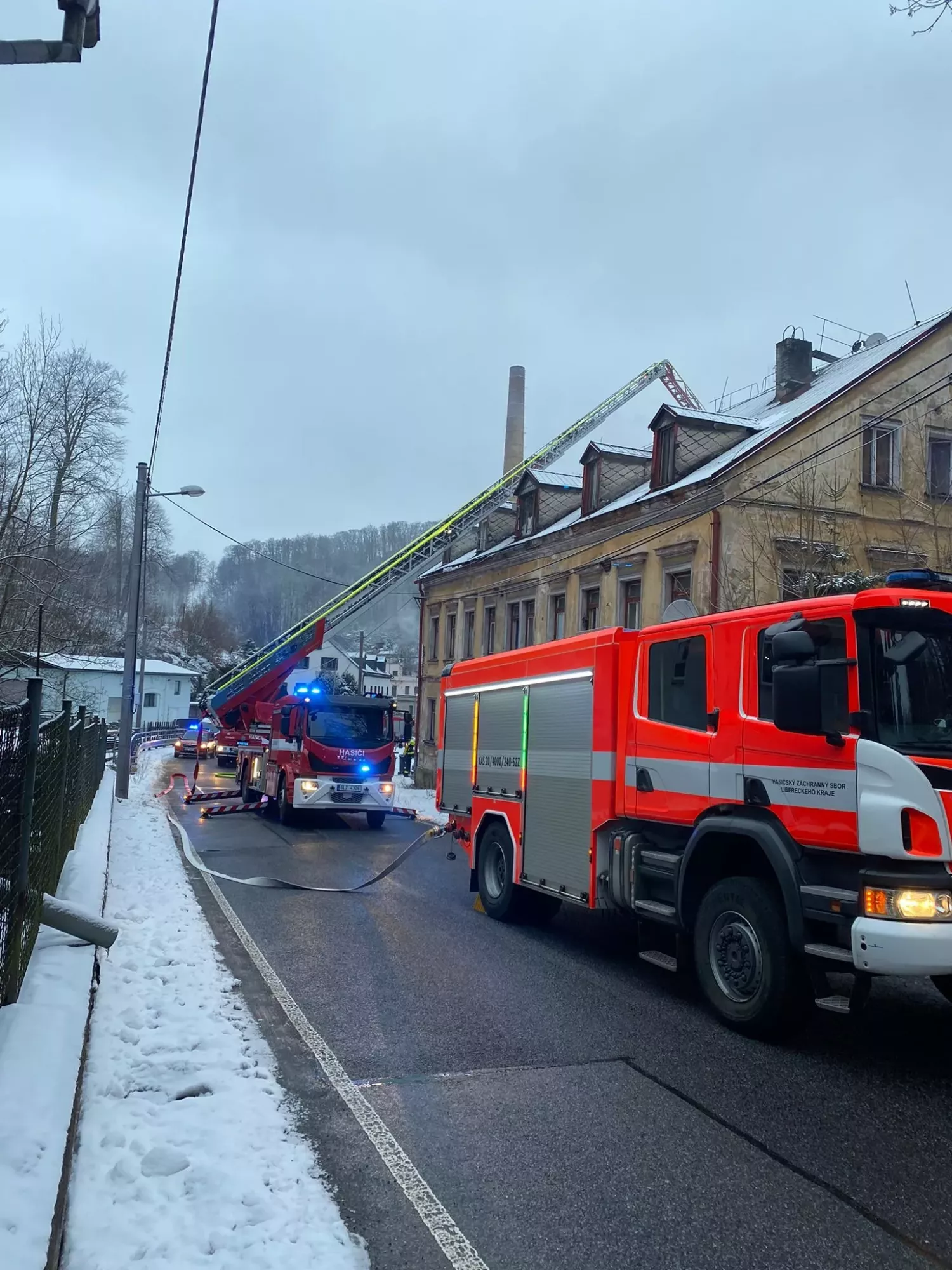 Záchranné složky zasahují u výbuchu domu v Liberci. (27.1.2022)